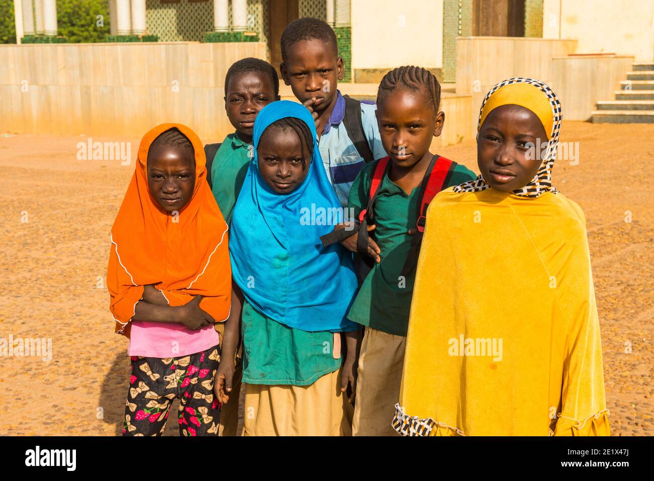 Lokale Schulkinder schauen auf die Kamera, Niamey, Niger Stockfoto