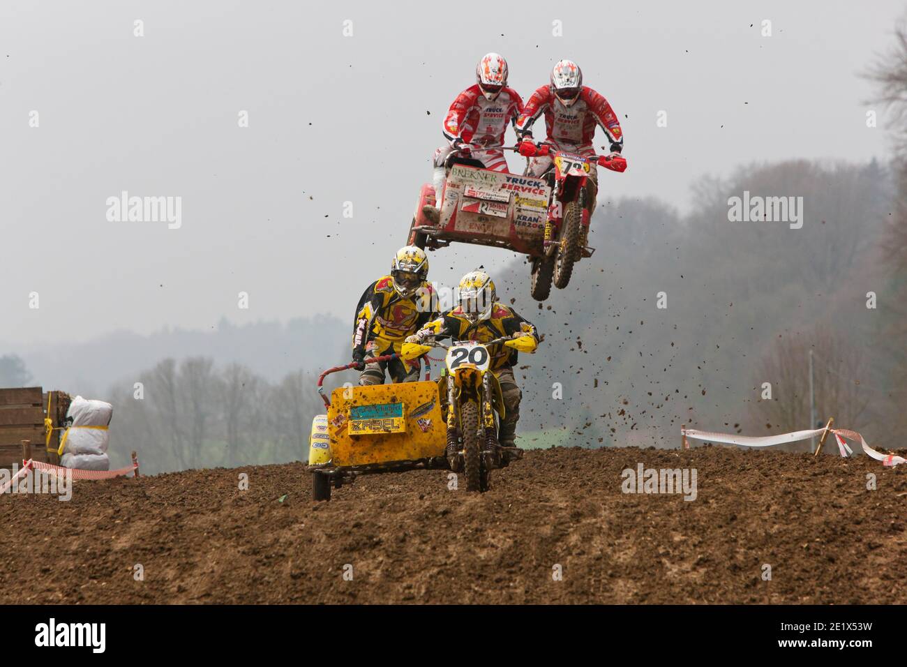 Motorradteam in der Luft bei einem Motocross-Rennen, Schnaitheim, Baden-Württemberg, Deutschland Stockfoto