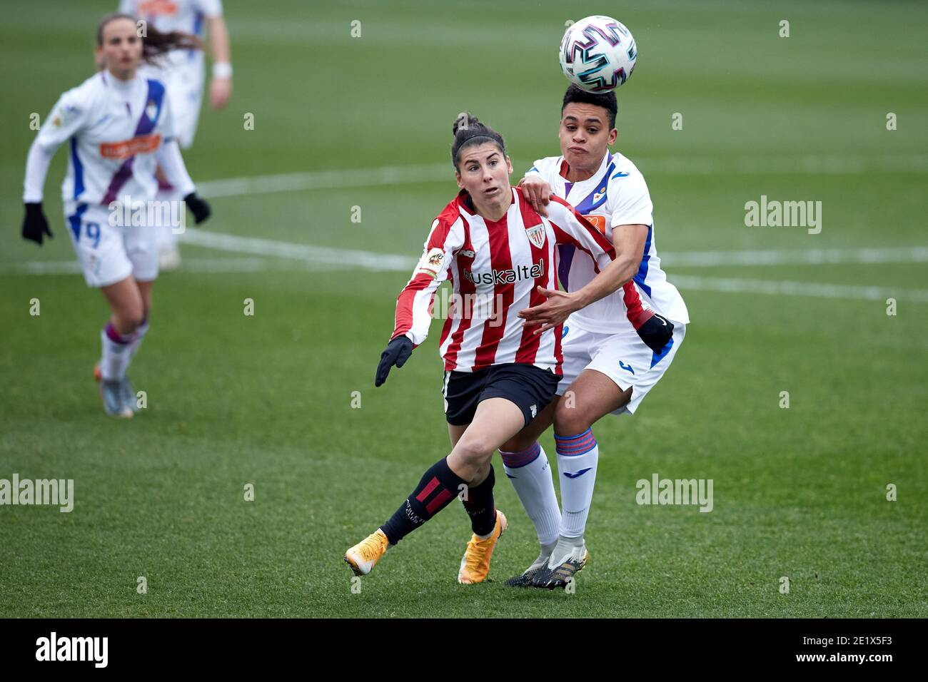 UBilbao, Spanien. Januar 2021, 06. Lucia Garcia von Atletic Club duelliert sich während der La Liga Iberdrola Matchwette mit Ruth Alvarez von SD Eibar um den Ball Stockfoto