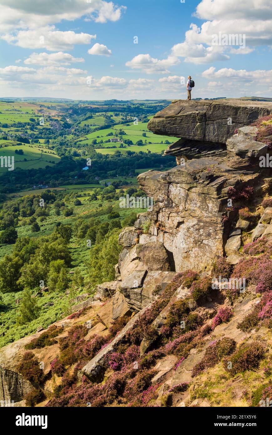 Wanderer, der allein auf dem Froggatt Edge in der Nähe des Chesterfield Derbyshire Peak steht District National Park England GB UK Europa Stockfoto