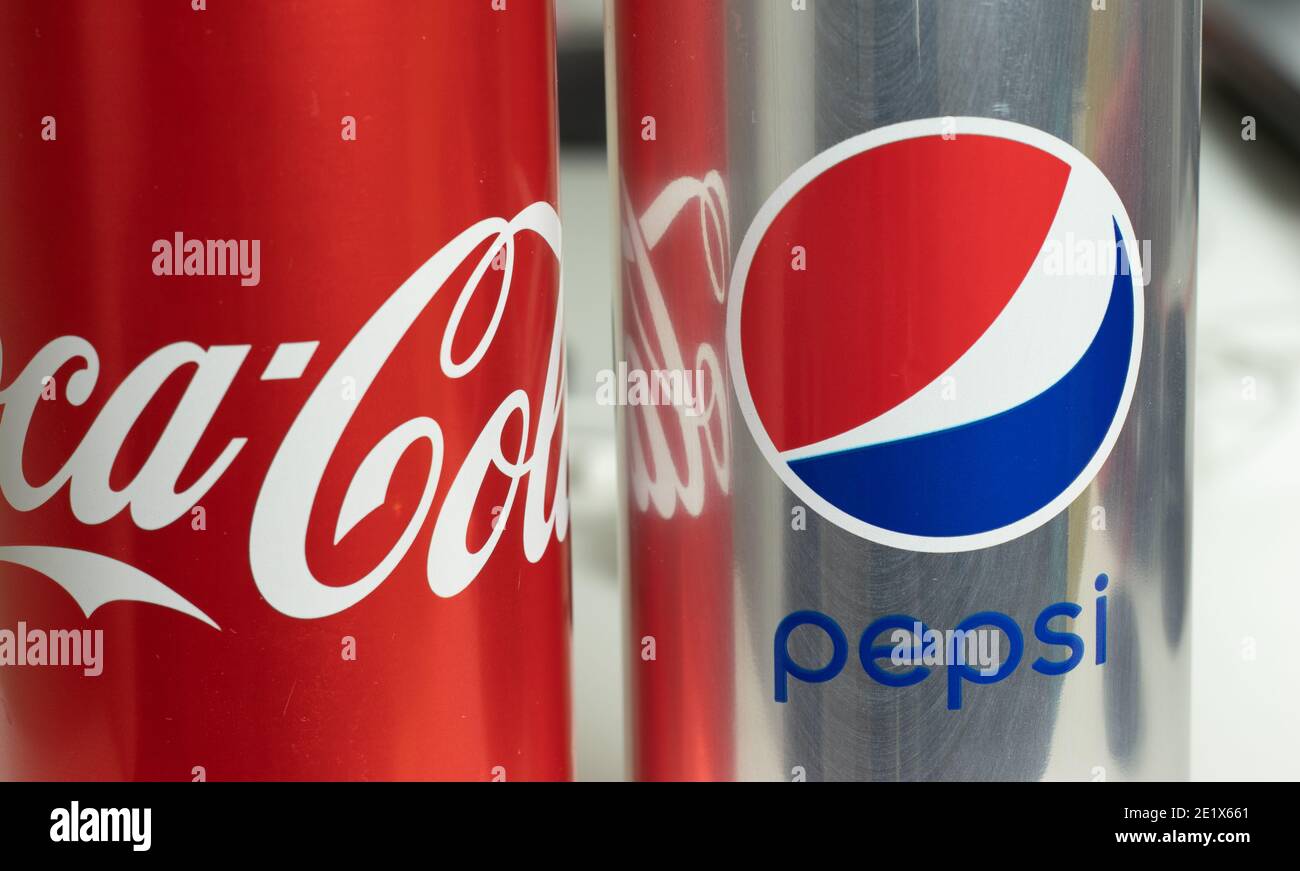 Moskau, Russland - 5. Dezember 2020: Coca-Cola Dose und Pepsi Drink Logo close-up, Cola Drink Company, illustrative Editorial. Stockfoto