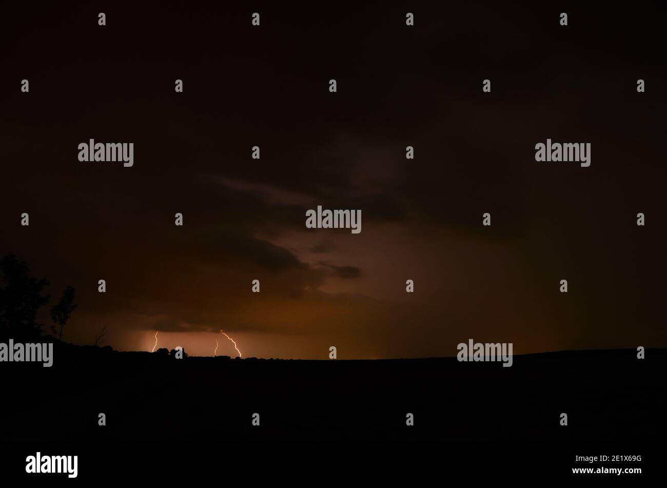 Heller Blitz und schwarzer Vordergrund bei Gewitter Stockfoto