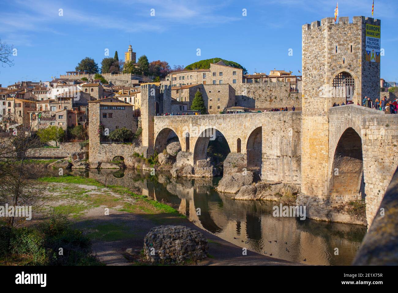 Besalu, Spanien - 28. Dezember 2019: Die Brücke aus dem Mittelalter von Besalu wurde mit Zeichen belegt, die die Unabhängigkeit beanspruchen. Garrotxa, Girona, Katalonien, Spanien Stockfoto