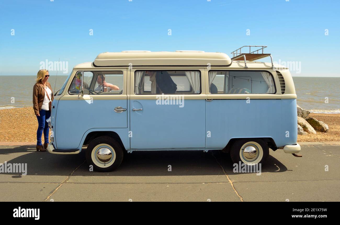 Classic Blau und Weiß Volkswagen Wohnmobil geparkt auf Felixstowe Strandpromenade mit auf Schaulustige. Stockfoto