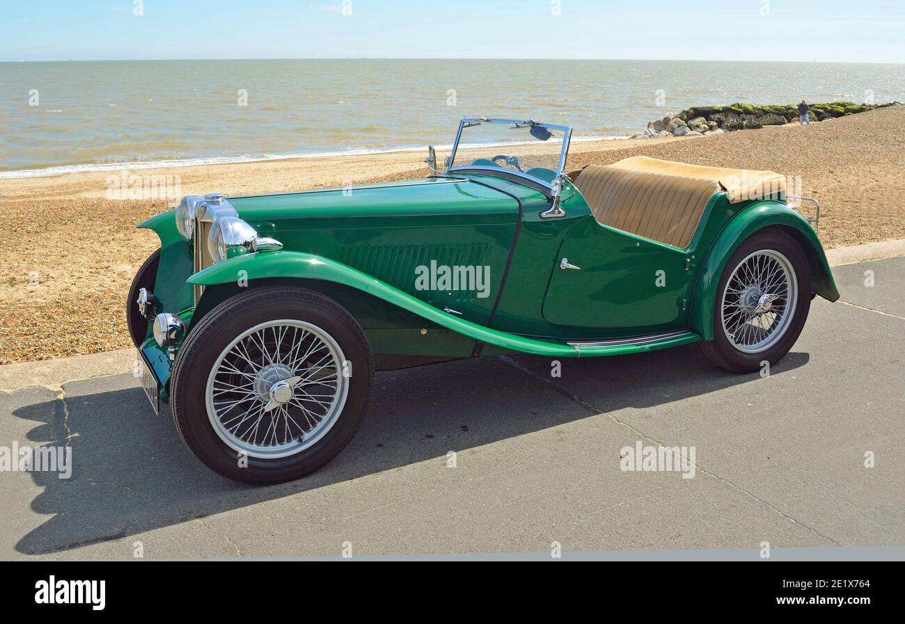 Classic Green MG Sportwagen an der Strandpromenade geparkt. Stockfoto