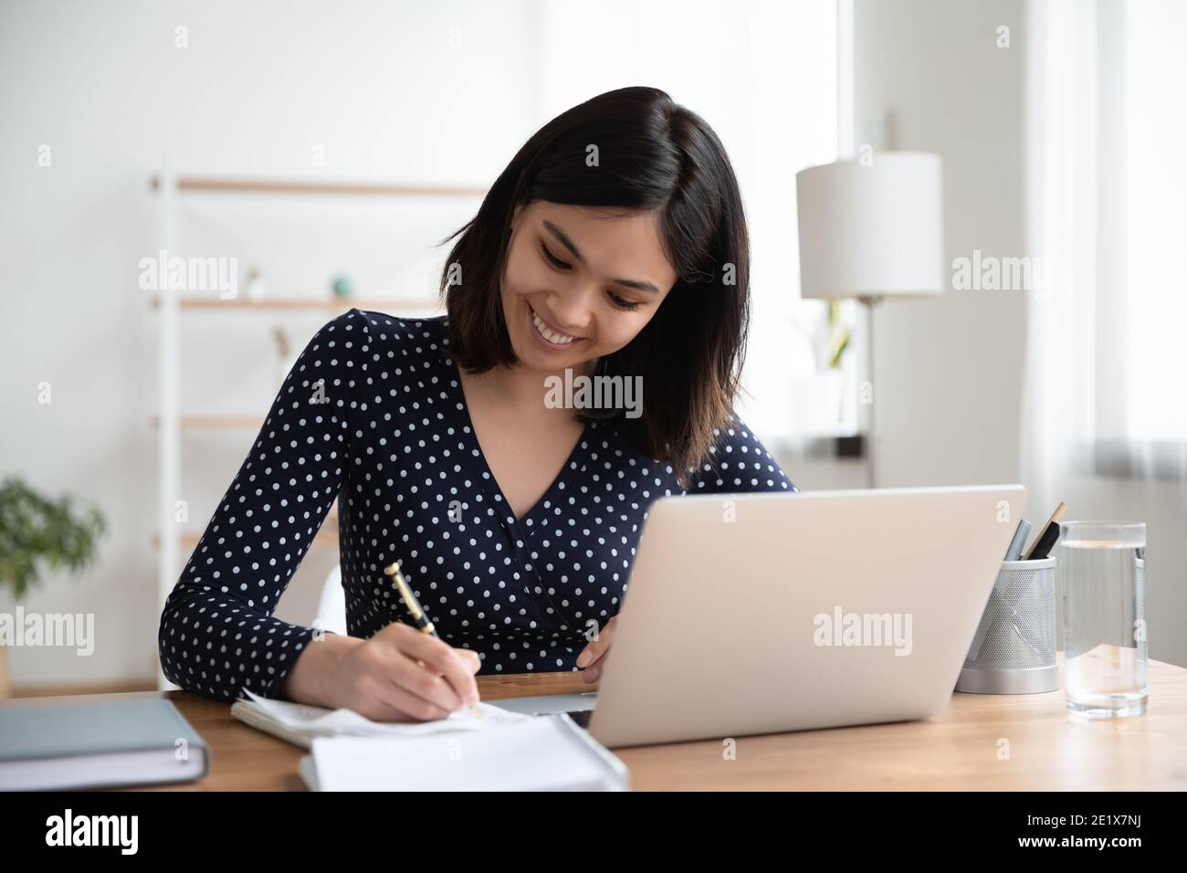 Glücklich junge intelligente koreanische vietnamesische Frau genießen online studieren. Stockfoto