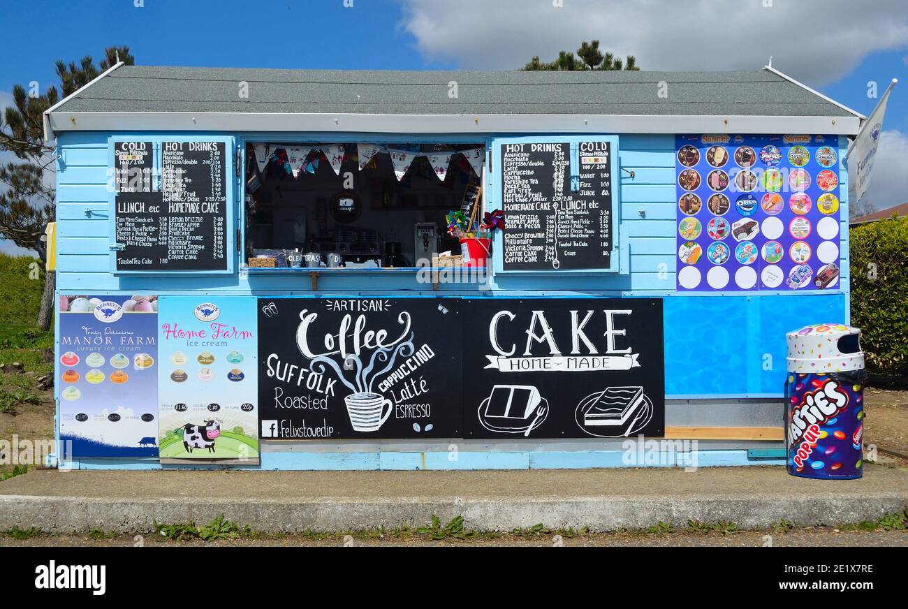Erfrischungskiosk am Meer an der Promenade Felixstowe Suffolk England verkauft Eis und heiße Getränke an Tagesausflügler und Urlauber. Stockfoto