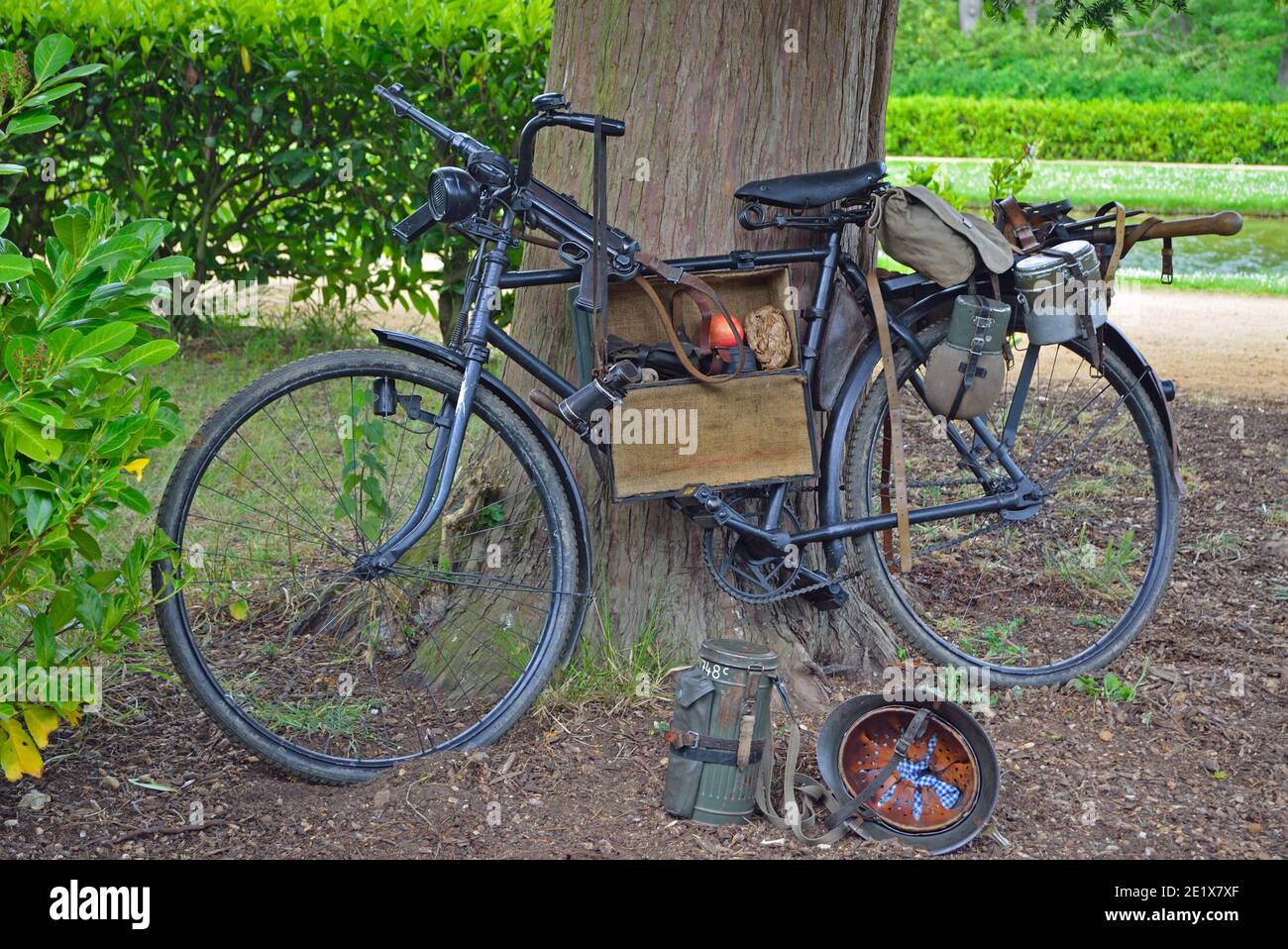 Oldtimer-Fahrrad mit deutscher Ausrüstung aus dem 2. Weltkrieg  einschließlich Maschinengewehr und Helm Stockfotografie - Alamy
