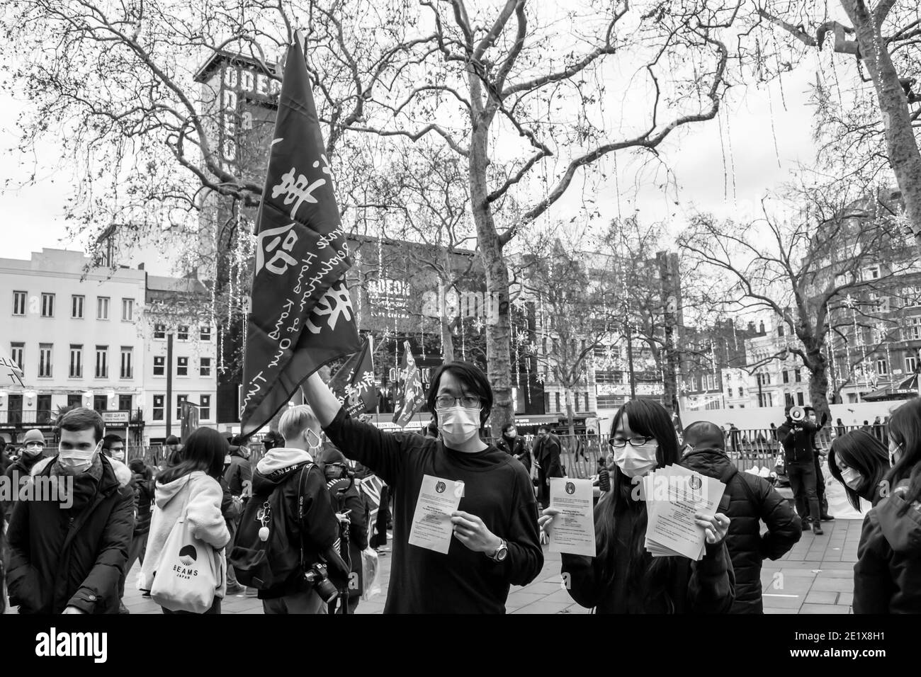 LEICESTER SQUARE, LONDON, ENGLAND- 12. Dezember 2020: Hongkonger Demonstranten auf dem Leicester Square bei der Trauerveranstaltung für die Schlacht von CUHK und POLYU, Stockfoto