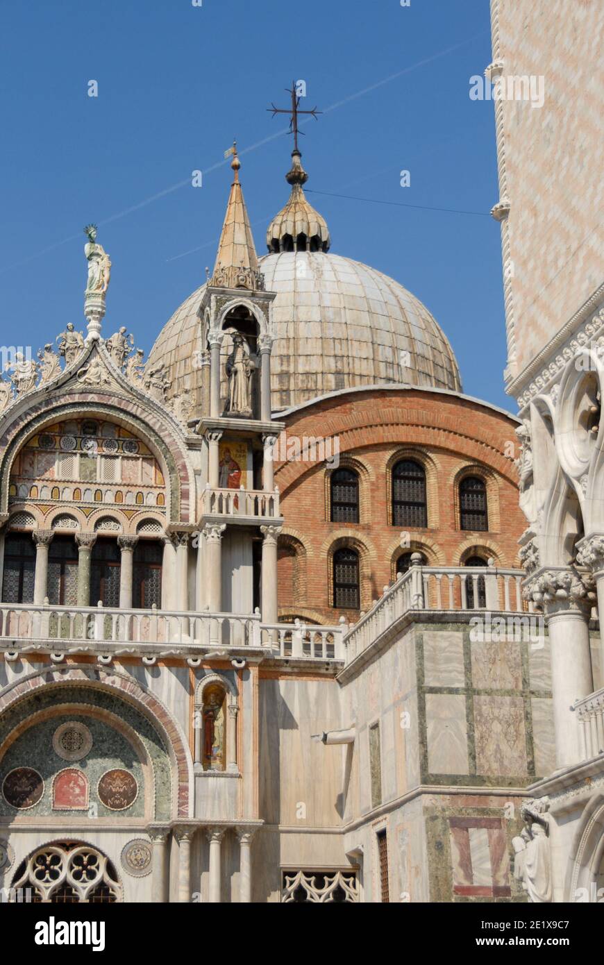 Panoramablick auf den Markusplatz mit der Markuskirche In Venedig Stockfoto