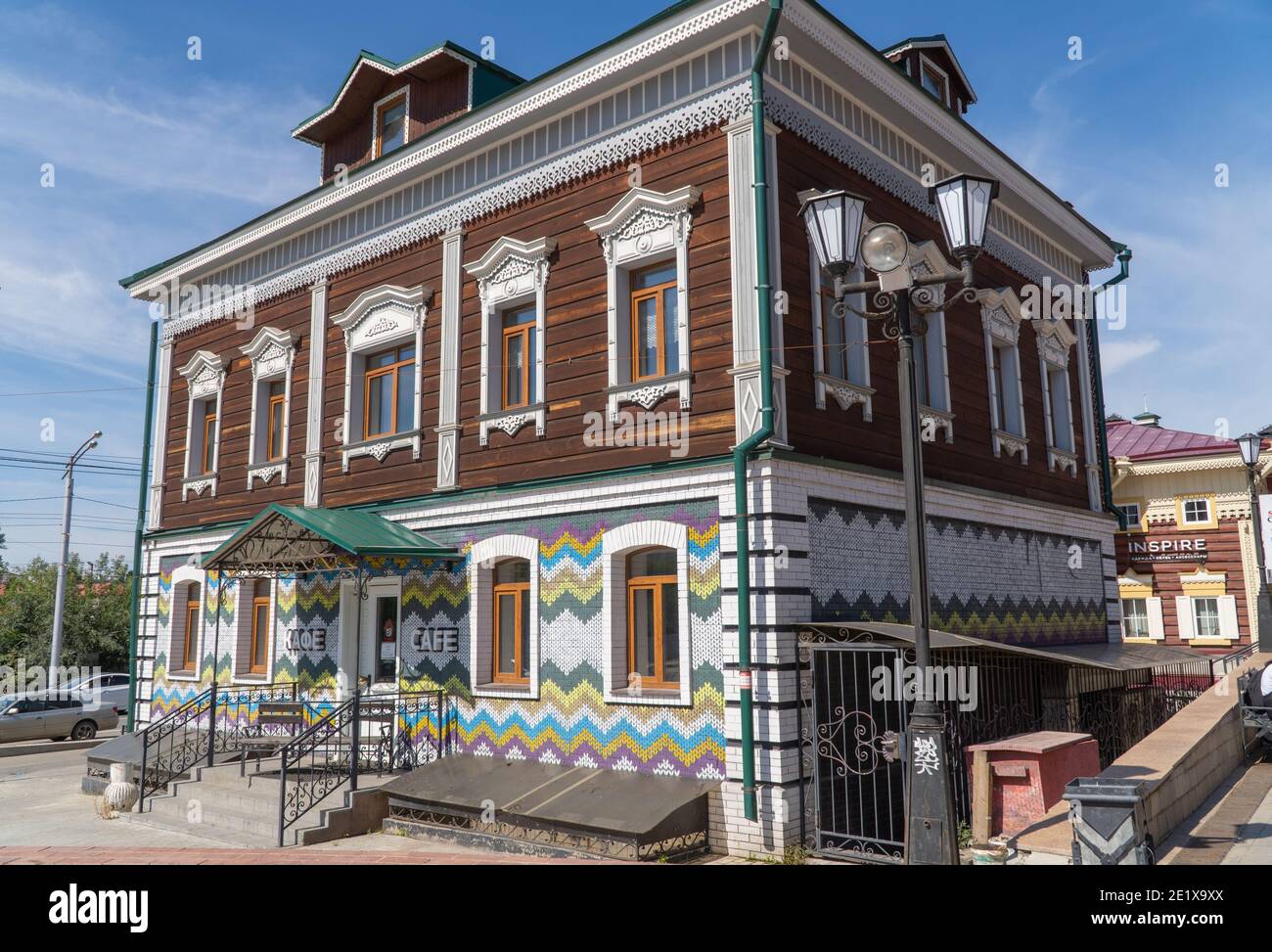 Russland, Irkutsk, August 2020: Café im russischen Stil. Russisches Restaurant, Tavernengebäude. Stockfoto