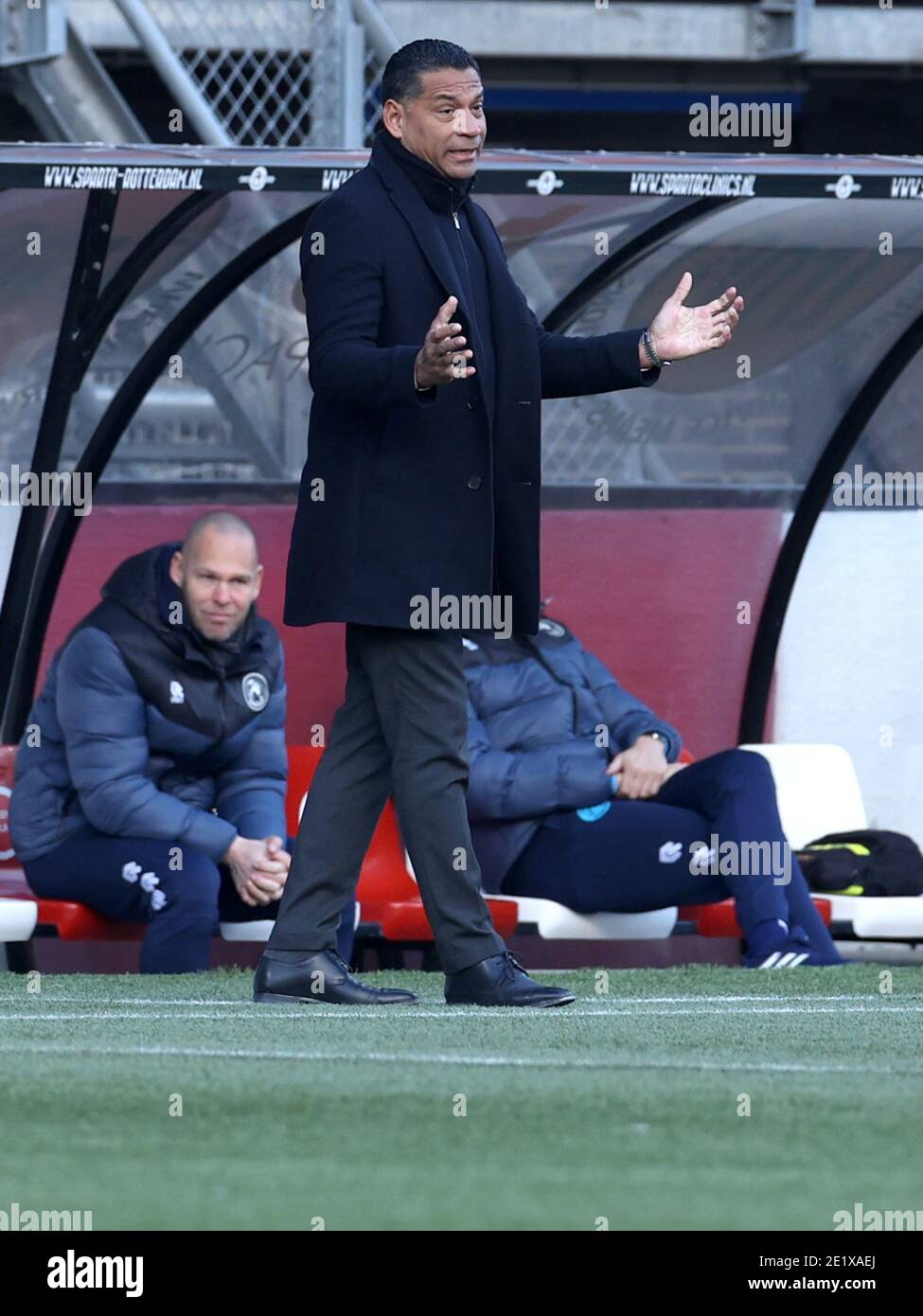 ROTTERDAM, NIEDERLANDE - JANUAR 10: Trainer Henk Fraser von Sparta Rotterdam während des niederländischen Eredivisie-Spiels zwischen Sparta Rotterdam und Feye Stockfoto