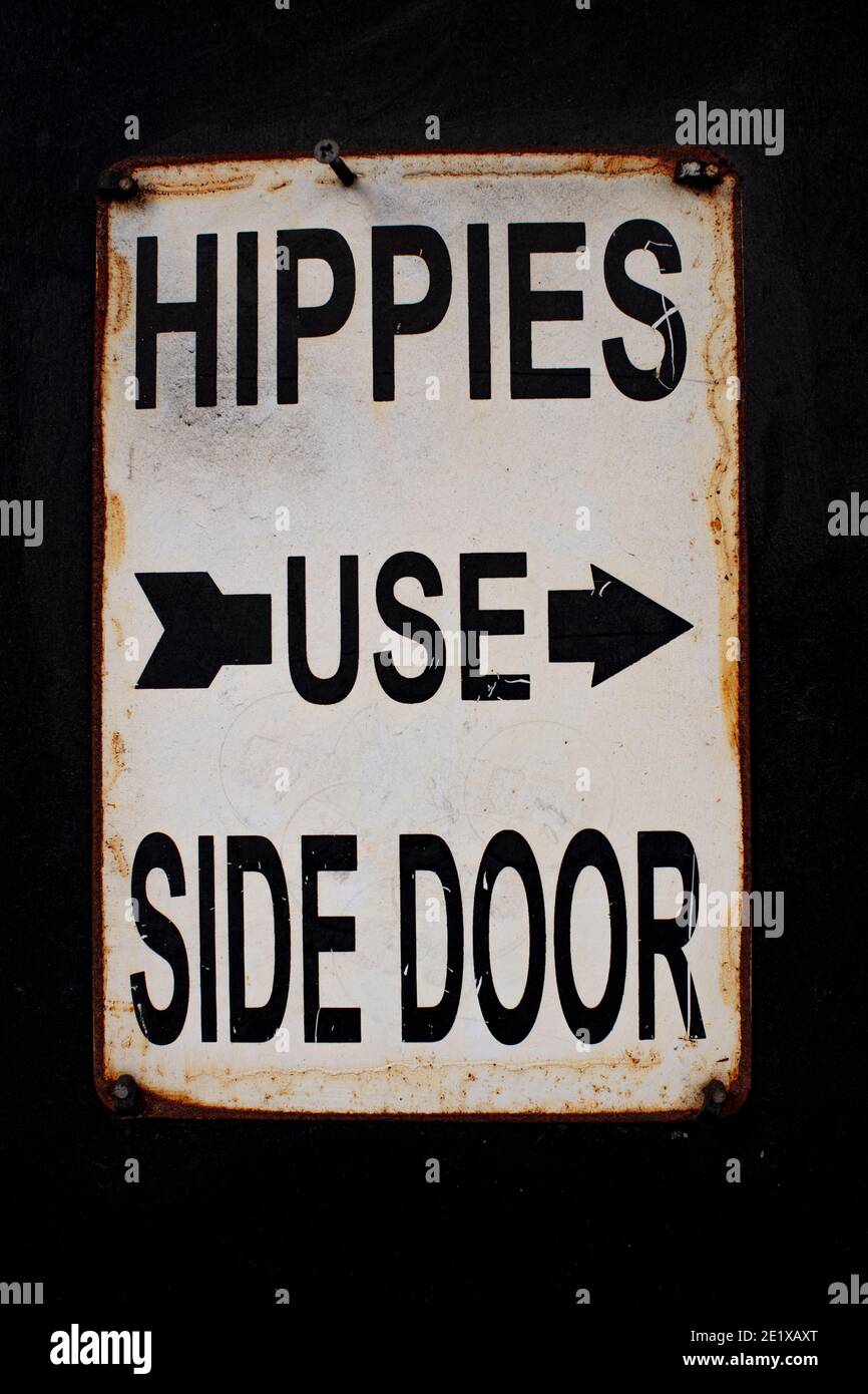 'Hippies benutzen Side Door'; ironisches (vermutlich) und amüsantes Schild auf dem Grundstück in Ladbroke Grove, London Stockfoto