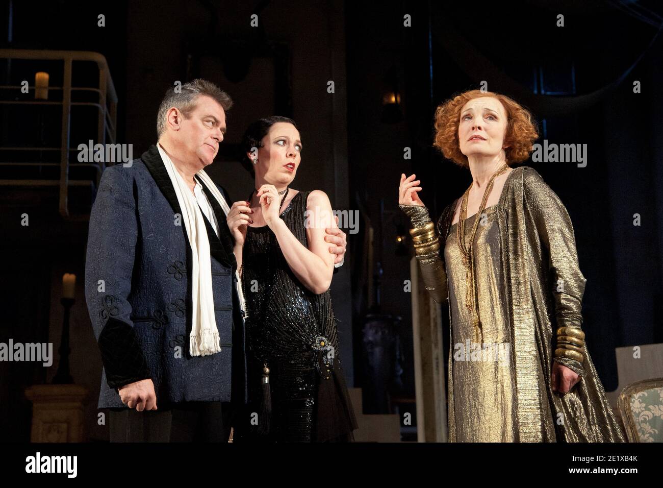 l-r: Kevin R McNally (David Bliss), Olivia Colman (Myra Arundel), Lindsay Duncan (Judith Bliss) im HEUSCHNUPFEN von Noel Coward im Noel Coward Theatre, London WC2 25/02/2012 Design: Bunny Christie Beleuchtung: Mark Henderson Regie: Howard Davies Stockfoto