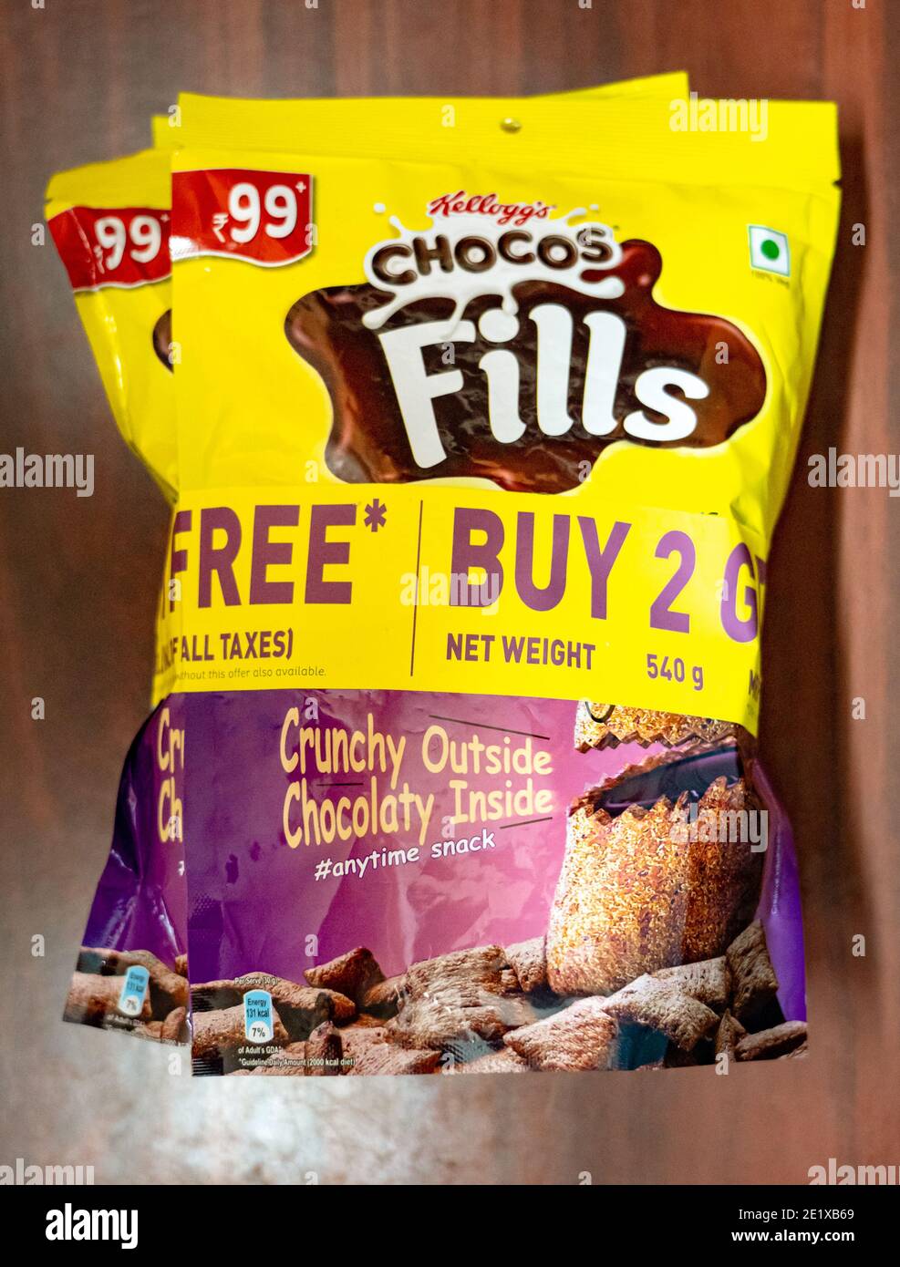 Päckchen Kellogg's Chocos Fills, ein knuspriges Getreide mit schokoladiger Innenseite, auf einem Holzhintergrund. Stockfoto
