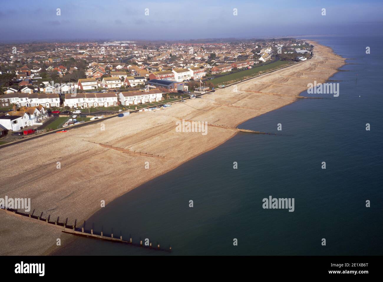 Wunderschöner East Beach in Selsey in Südengland, wo sich die RNLI Lifeboat Station befindet. Stockfoto