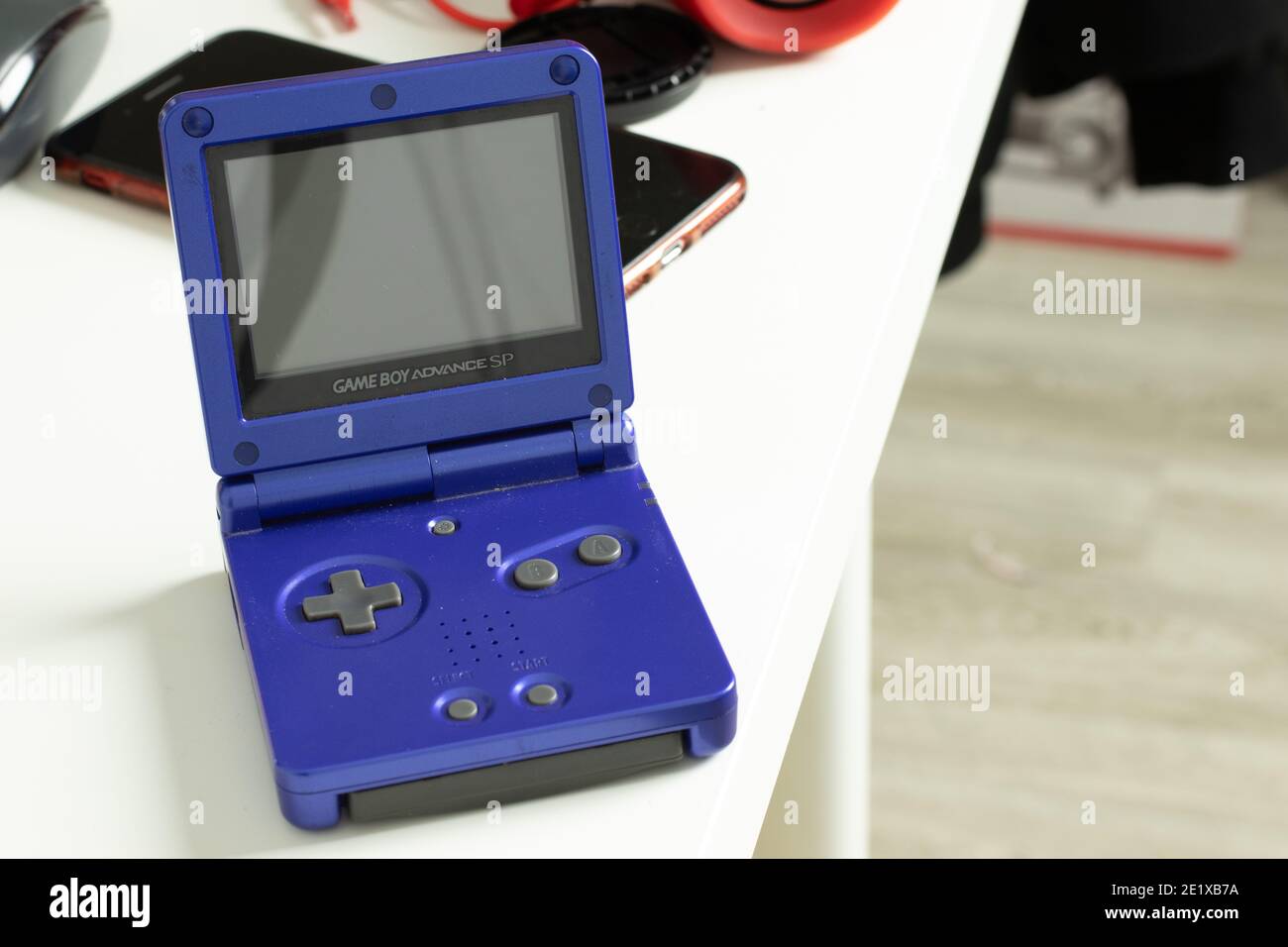 Moskau, Russland - 5. Dezember 2020: Portable Game Console Nintendo Game Boy Advance SP, illustrative Editorial. Stockfoto