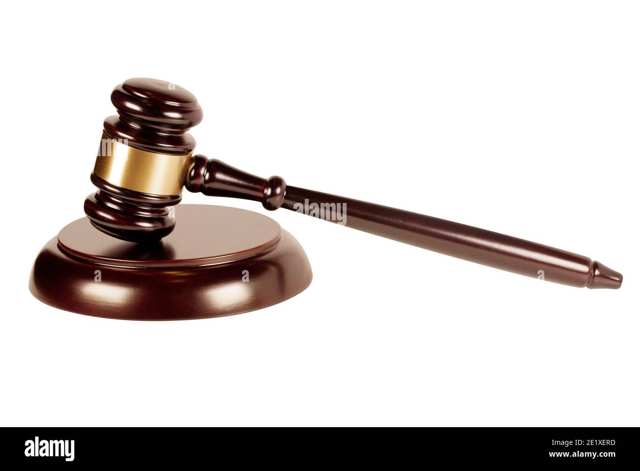 Hölzerner Richter Gavel und Resonanzboden isoliert auf weiß Stockfoto