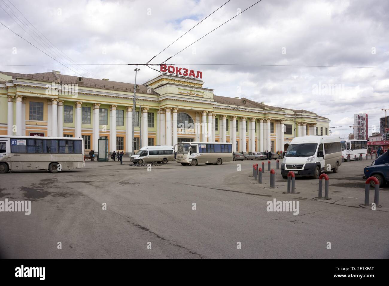 Viev des Hauptbahnhofs (1914) der Jekaterinburg Stadt vom Bahnhof Platz an einem bewölkten Frühlingstag. Stockfoto