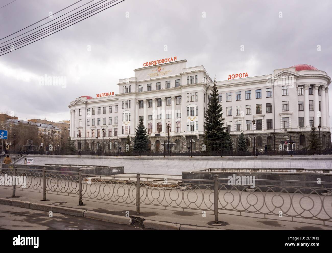 Das Gebäude der Eisenbahnverwaltung Swerdlowsk (1928) ist ein architektonisches Denkmal von föderaler Bedeutung an einem bewölkten Frühlingstag. Stockfoto