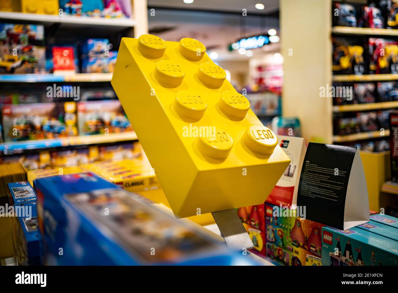 Bangkok, Thailand - 9. Januar 2021 : EIN riesiger gelber Lego-Stein auf einem Regal in einer Spielzeugabteilung in einem Kaufhaus. Stockfoto
