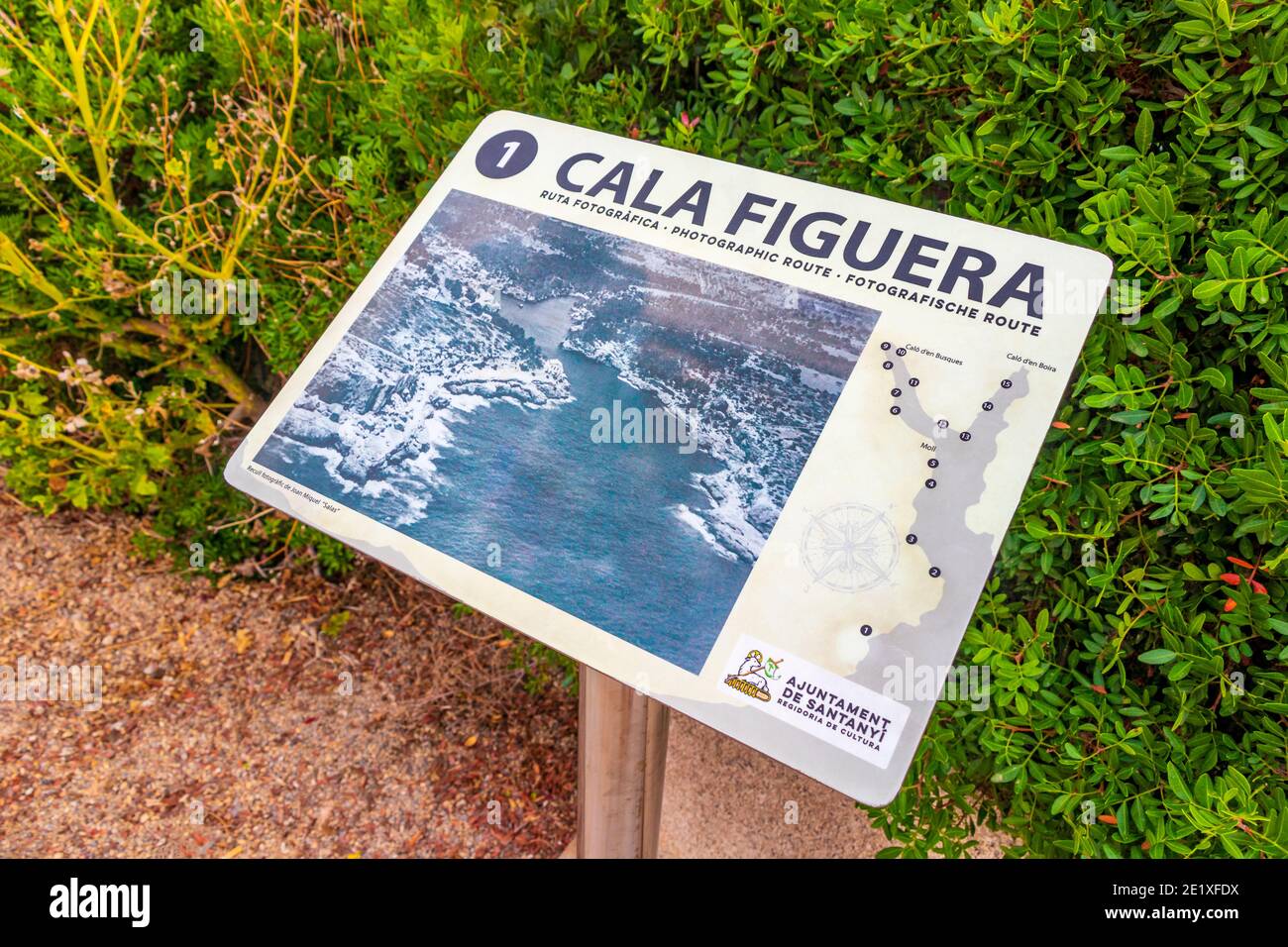 Fotografische Route Zeichen Calo Busques Boira in Cala Figuera Mallorca Spanien. Stockfoto