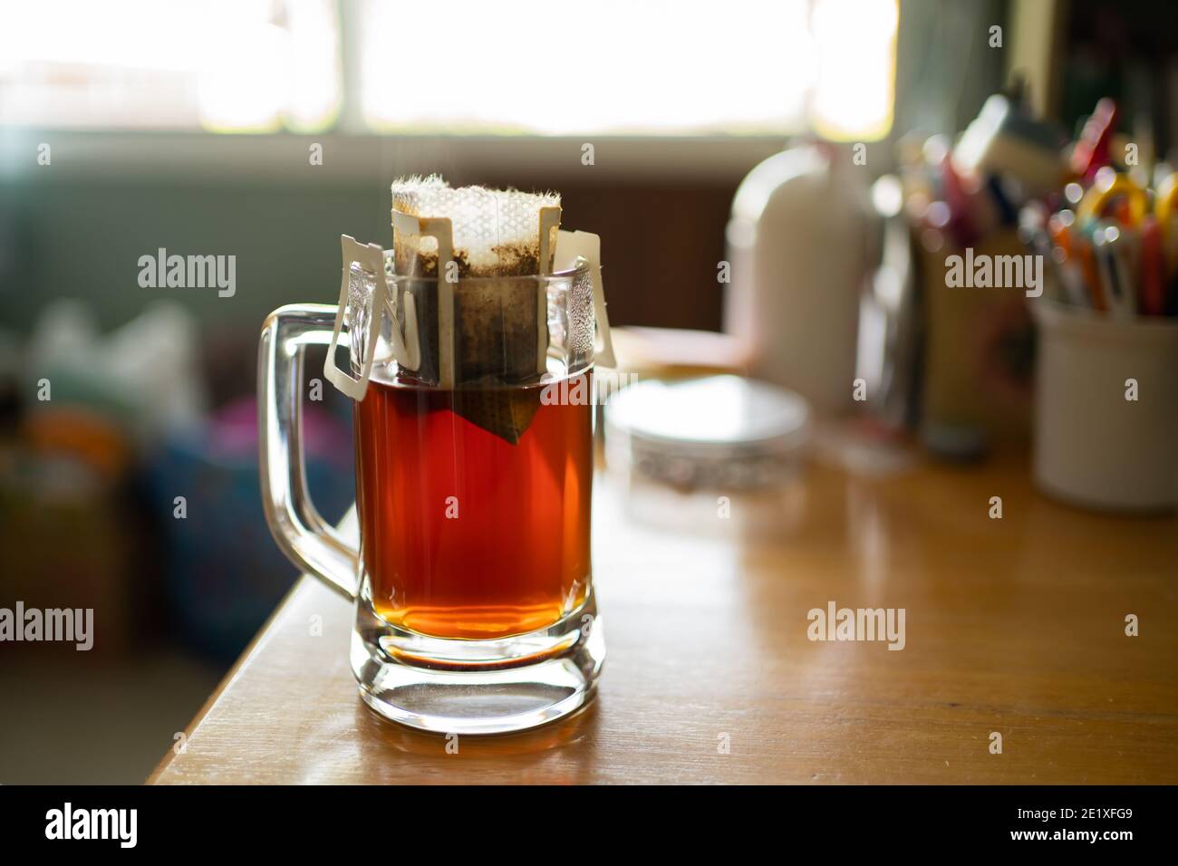 Zubereitung Gießen über Kaffee in einem Bierkrug zu Hause Stockfoto