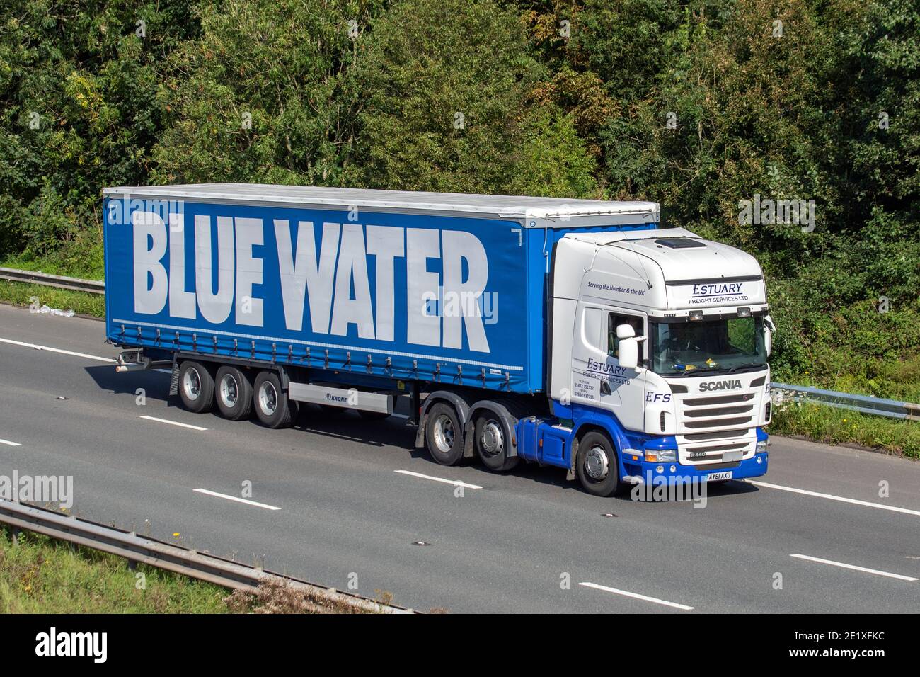 Blue Water Shipping UK Ltd Spedition Service; Spedition Lieferung LKW, LKW, schwere Nutzfahrzeuge, Transport, LKW, Frachtführer, Fahrzeug, Europäische gewerbliche Transportindustrie LKW, M6 in Manchester, UK Stockfoto