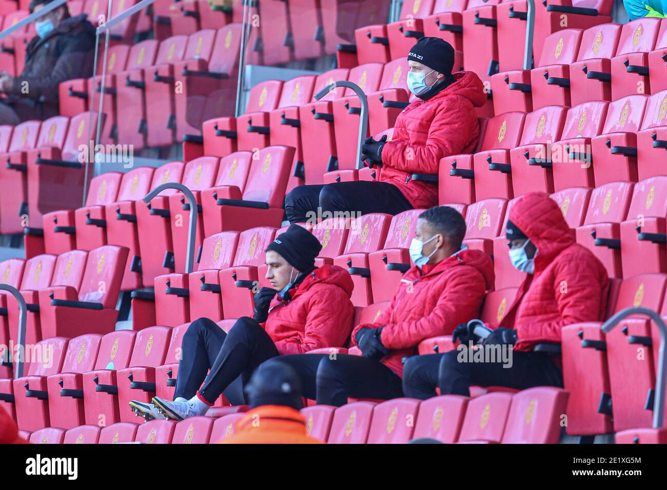 MECHELEN, BELGIEN - JANUAR 10: Spelers op de tribune während des Pro League Spiels zwischen KV Mechelen und Royal Antwerp FC im AFAS Stadion am Januar Stockfoto