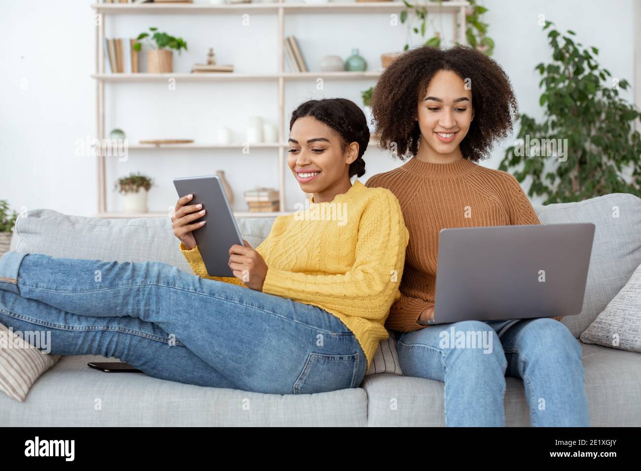 Entspannen Sie sich und arbeiten Sie zusammen, mit Gadgets zu Hause während covid-19 Lockdown Stockfoto