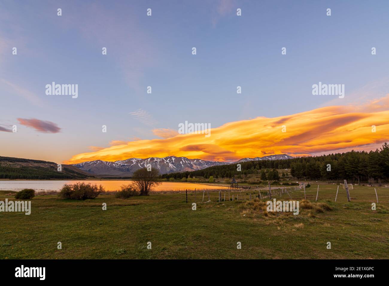 Bunte linsenförmige Wolken über dem See bei Sonnenuntergang in Esquel, Patagonien, Argentinien Stockfoto