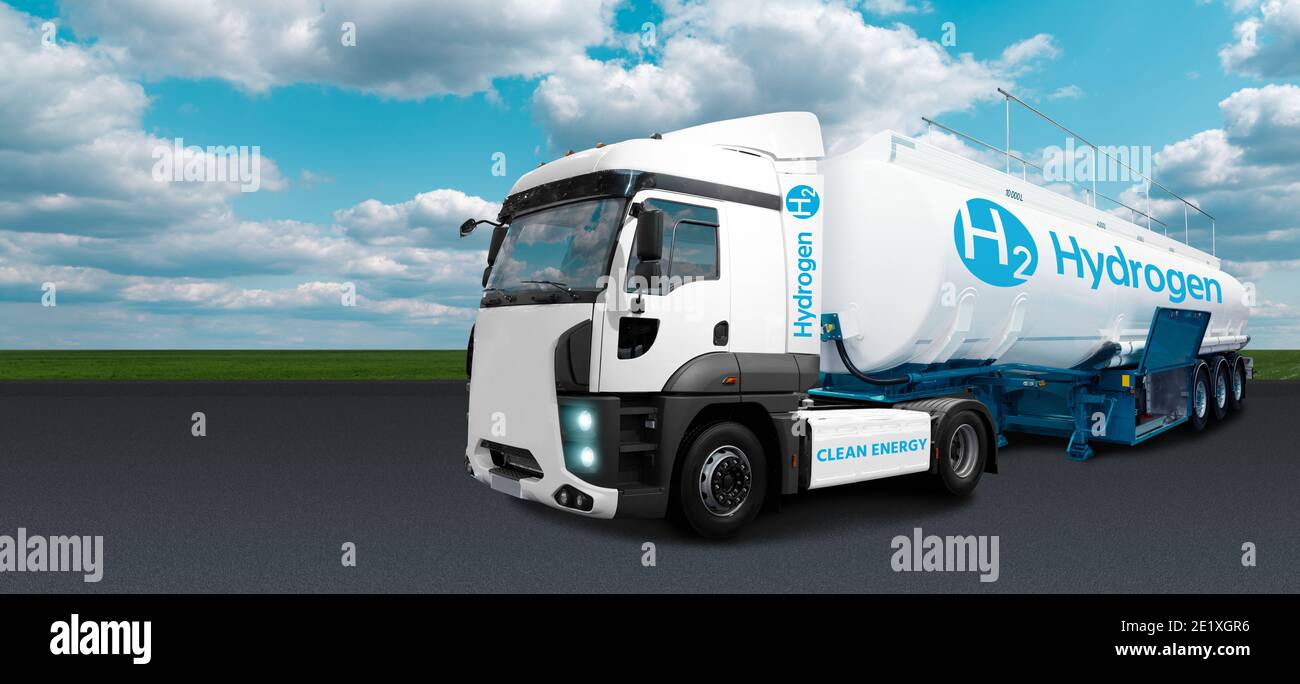 LKW auf Wasserstoff-Kraftstoff mit H2-Tankanhänger auf einem Hintergrund von grünem Feld und blauen Himmel Stockfoto