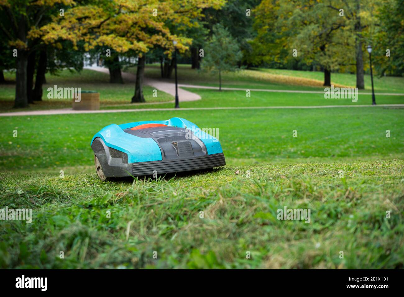 Autonomer Rasenmäher in einem Park in einer intelligenten Stadt Stockfoto