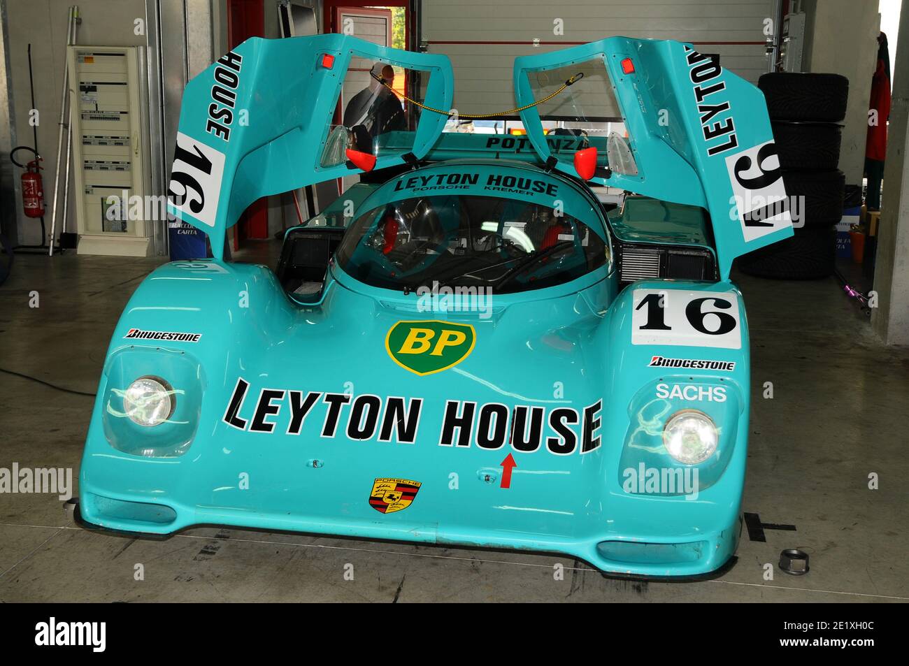 Imola Italien - 20. Oktober 2012: Porsche 962 gefahren von Scott Aaron und Dreelan Tommy während der Trainingseinheit auf Imola Circuit bei der Veranstaltung Luigi Musso H Stockfoto