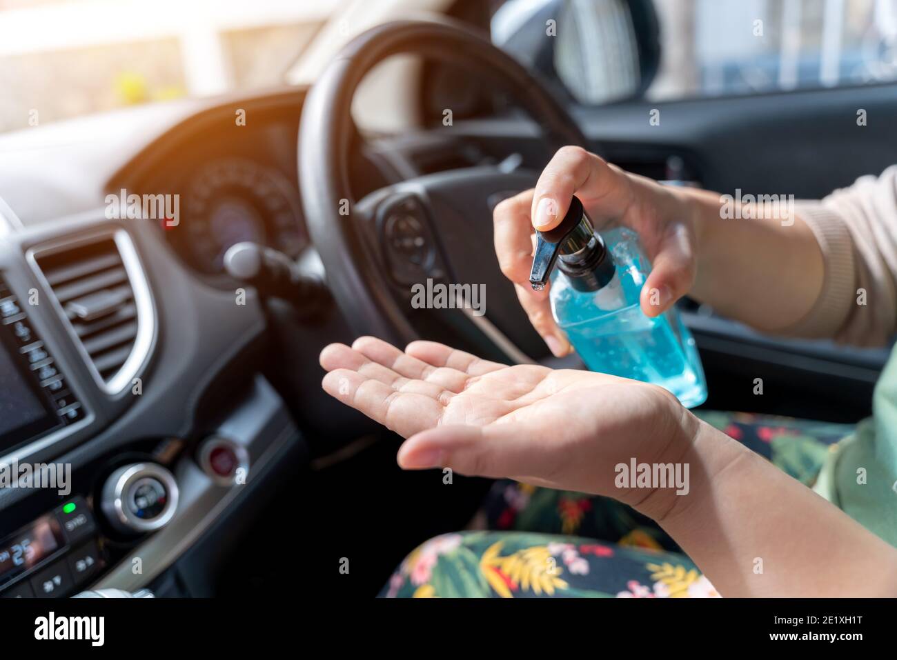 Waschen Sie sich vor dem Fahren die Hände mit Alkoholgel, um die Ausbreitung des Coronavirus oder Covid-19 zu verhindern. Stockfoto