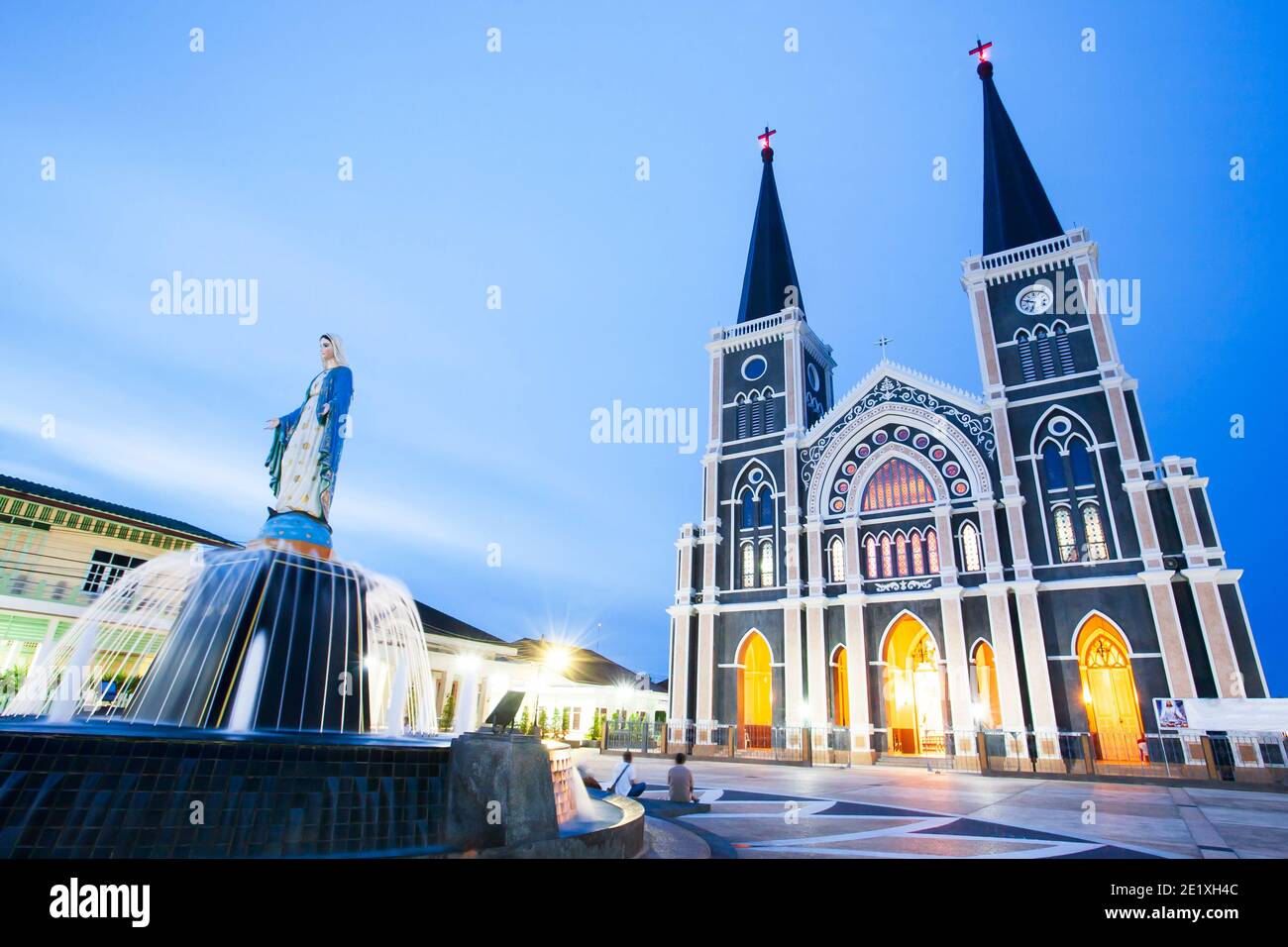 Malerische Fassade der römisch-katholischen Diözese Kirche von Chanthaburi in der Dämmerung, Kathedrale der Unbefleckten Empfängnis, Thailand. Stockfoto
