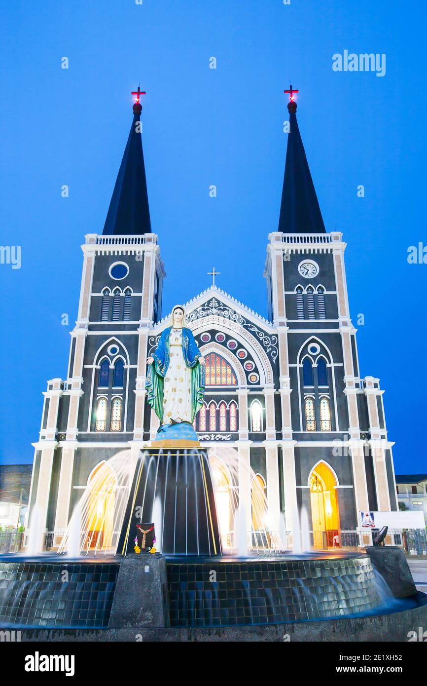 Malerische Fassade der römisch-katholischen Diözese Kirche von Chanthaburi in der Dämmerung, Kathedrale der Unbefleckten Empfängnis, Thailand. Stockfoto