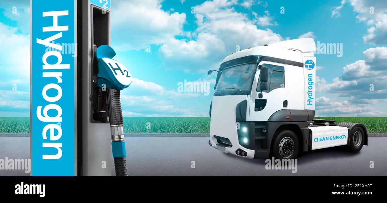 LKW mit Wasserstoff-Kraftstoff mit H2-Tankstelle auf einem Hintergrund von grünem Feld und blauen Himmel Stockfoto
