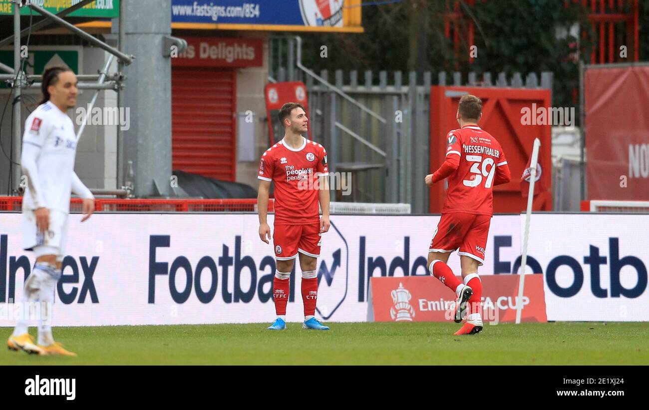 Nicholas Tsaroulla von Crawley Town feiert das erste Tor seines Spielers während des dritten Spiels des Emirates FA Cup im People's Pension Stadium in Crawley. Stockfoto