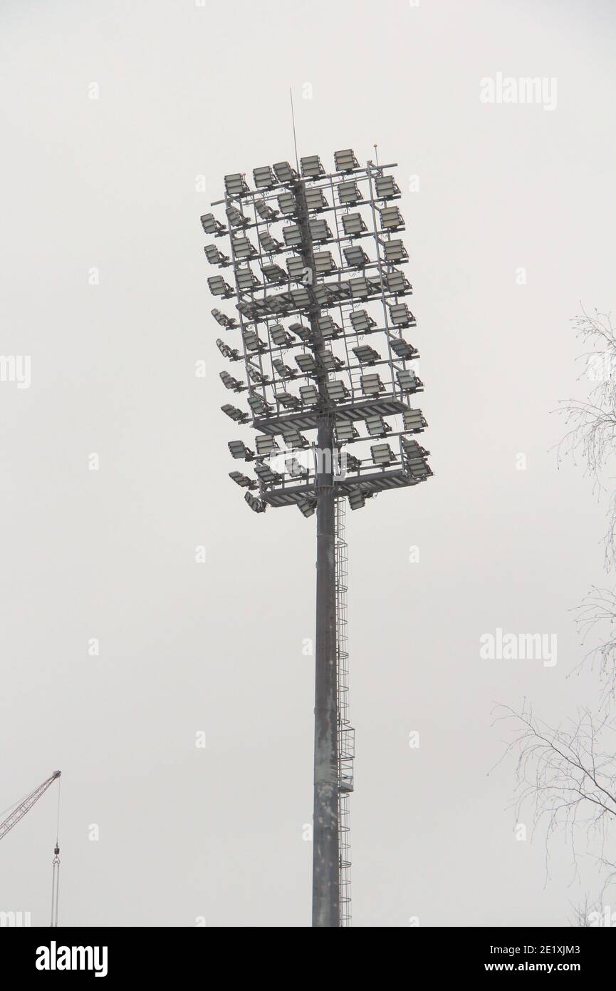 Stadionstrahler mit Metallstange, Leuchtmast, Turm mit Flutlicht im  Sportstadion gegen den weißen Himmel Stockfotografie - Alamy