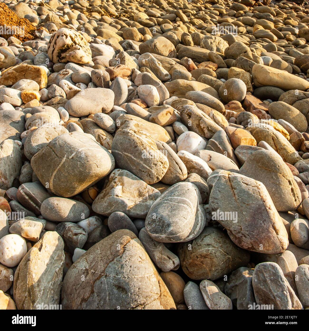 Nahaufnahme Felsen Steine Strand, abstrakte Form und Muster von Steinen und Kieselsteinen auf natürlichen tropischen Strand. Lanta Island, Krabi, Thailand. Stockfoto