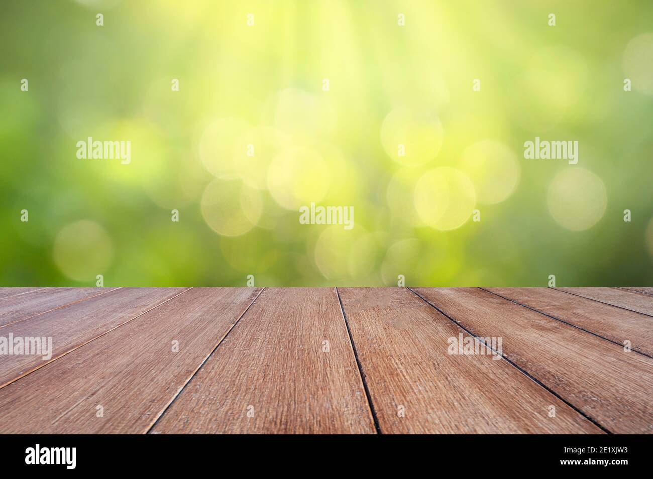 Natürlichen, grünen Hintergrund mit selektiven Fokus. Der grüne Hintergrund hat ein Bokeh Blätter und Gras auf weißem Holzfußboden. Stockfoto