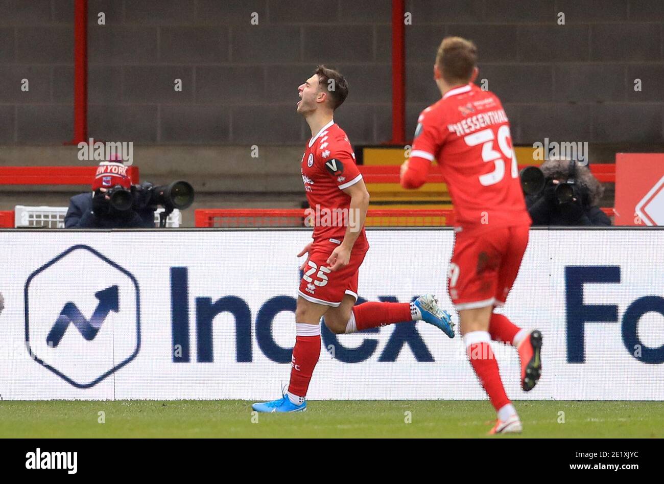 Nicholas Tsaroulla von Crawley Town feiert das erste Tor seines Spielers während des dritten Spiels des Emirates FA Cup im People's Pension Stadium in Crawley. Stockfoto