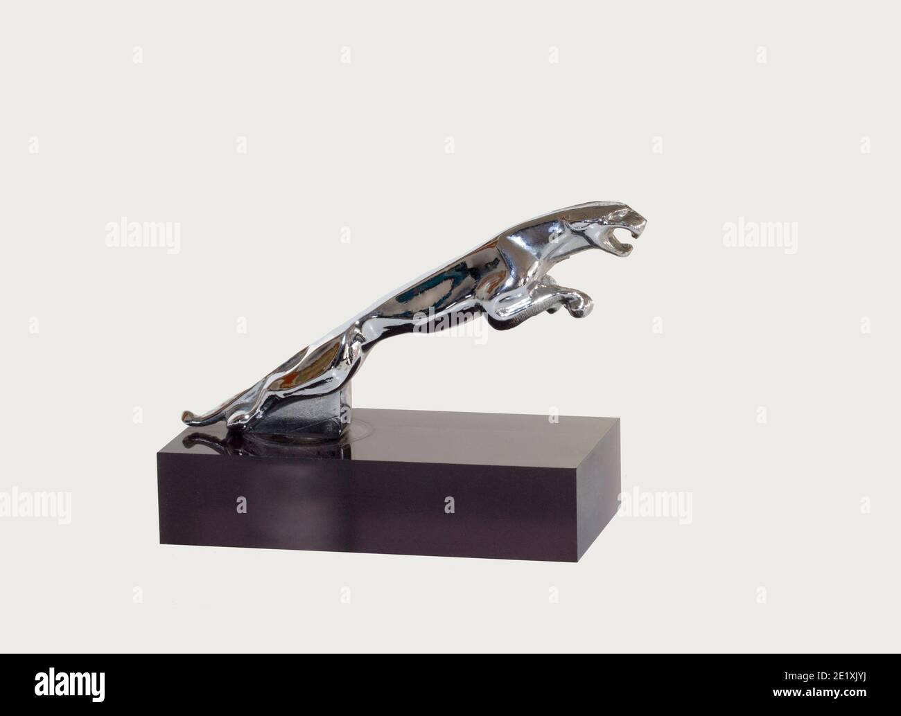 Die Springende Katze (Der Leaper wurde von F.G Crosby im Jahr 1938 und Geändert in 1955 ((Hinterbeine ausgestreckt)) Stockfoto