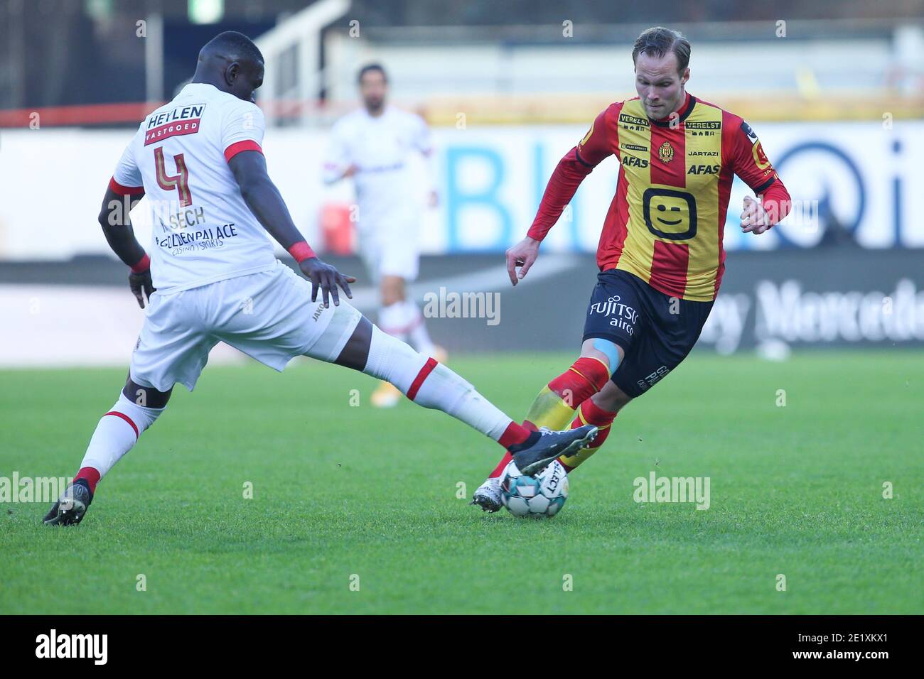 Mechelen Belgien 10 Januar Abdoulaye Seck Vom Royal Antwerp Fc Gustav Engvall Vom Kv Mechelen Wahrend Des Pro League Spiels Zwischen Kv Mechelen Und Royal Antwerp Fc Im Afas Stadion Am 10 Januar