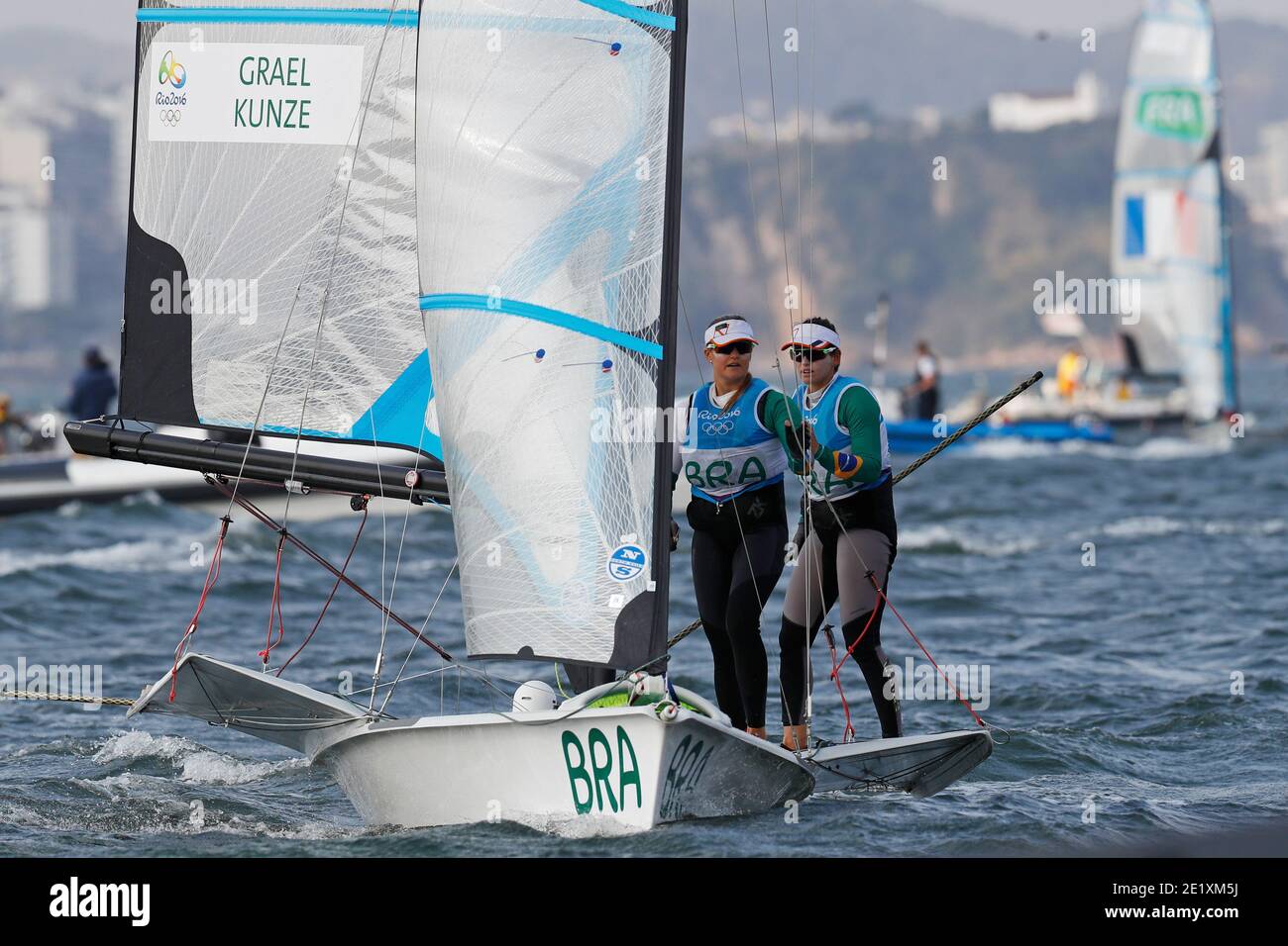 Segeln bei den Olympischen Spielen 2016 in Rio. Die brasilianischen Segler Martine Grael und Kahena Kunze gewinnen Goldmedaille in der 49er FX-Klasse. Rio de Janeiro Brasilien 08.18.2016. Stockfoto