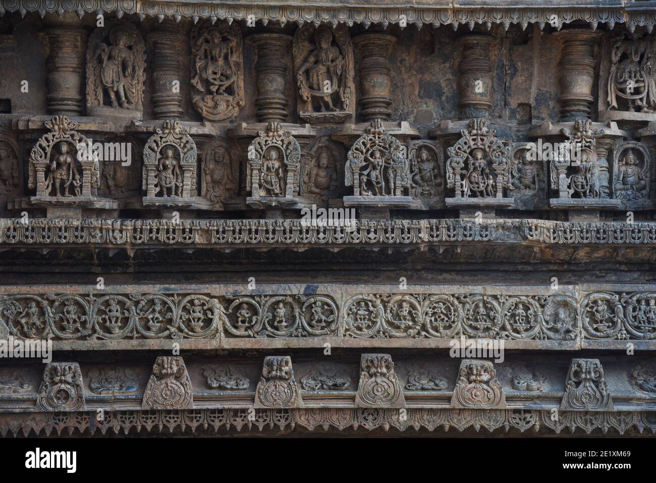 Felskunst an den Wänden des indischen Tempels. Schnitzereien an den Wänden der Belur und Halebidu Tempel in Karnataka, Indien. Stockfoto