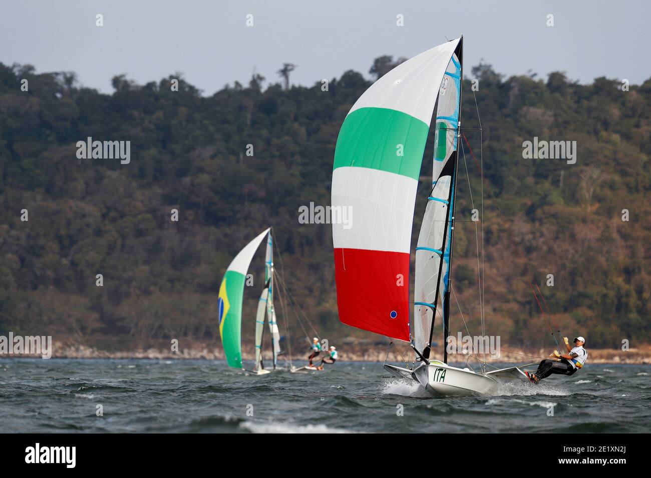 Segeln bei den Olympischen Spielen 2016 in Rio. Die italienischen Segler Giulia Conti und Francesca Clapcich treten in der 49er FX-Klasse an. Frauen-Skiff-Segelboot in Guanabara Bucht Stockfoto