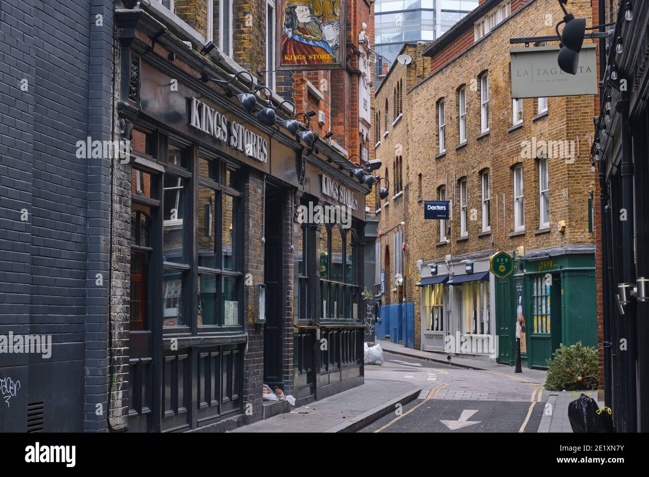 The Kings Stores öffentliches Haus und eine verlassene Artillery Lane/Passage, geschlossen wegen Covid-19 Lockdown, City of London, Großbritannien, 10. Januar 2021 Stockfoto