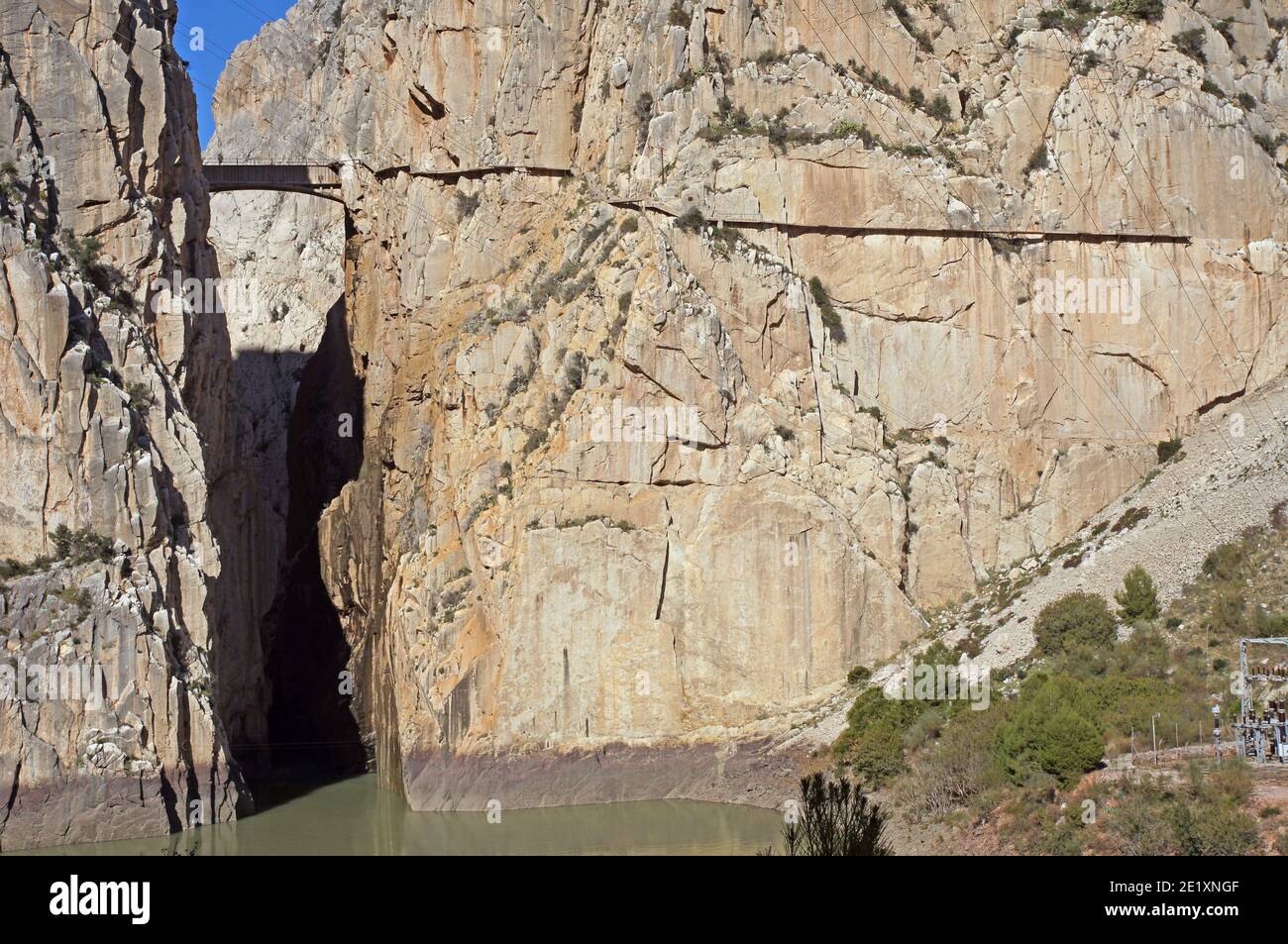 Spanien: Die Embalse de Gaitenejo und die Schlucht Garganta del Chorro. Hoch oben auf den Klippen befindet sich der Caminito del Rey, ein Gehweg, der für die Wasserkraft geschaffen wurde Stockfoto
